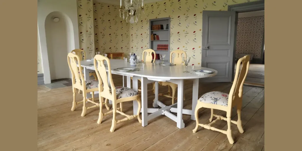 Vintage-Inspired Wallpaper for Character