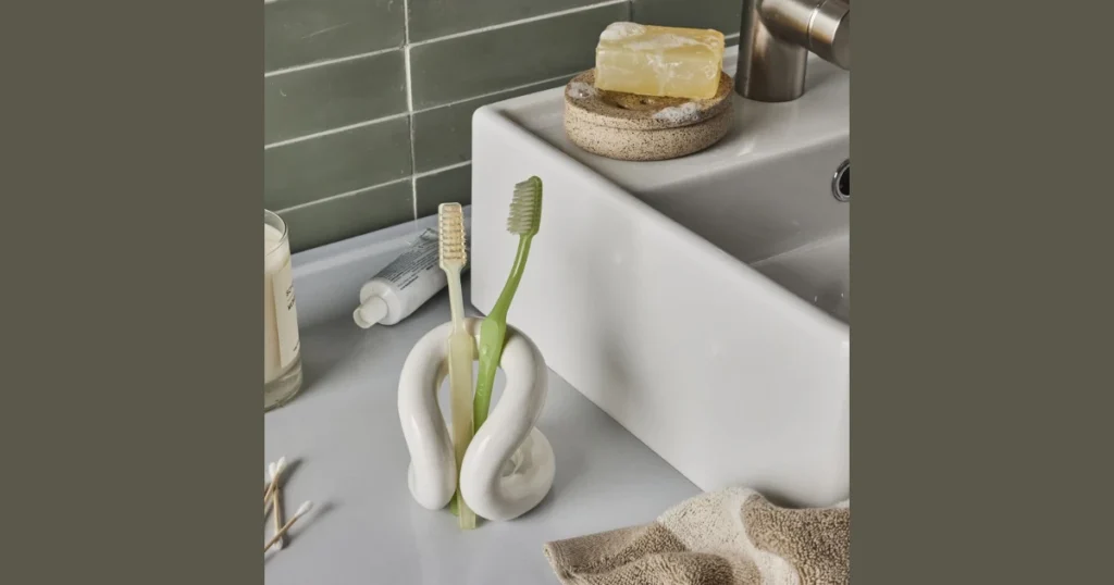 Minimalist Toothbrush Holders for a Clean Look