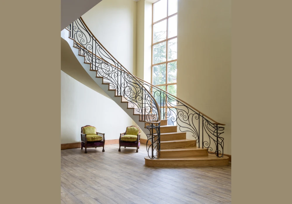 Classic Spindle Railing Ideas for Indoor Stairs