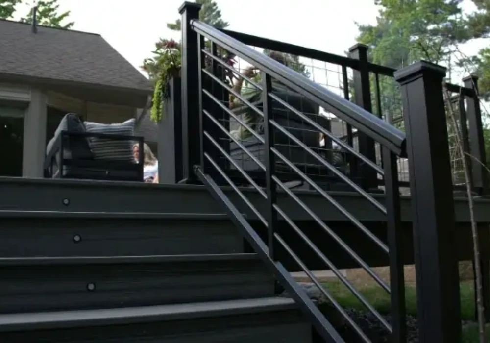 Horizontal Slat Railing Ideas for Outdoor Stairs
