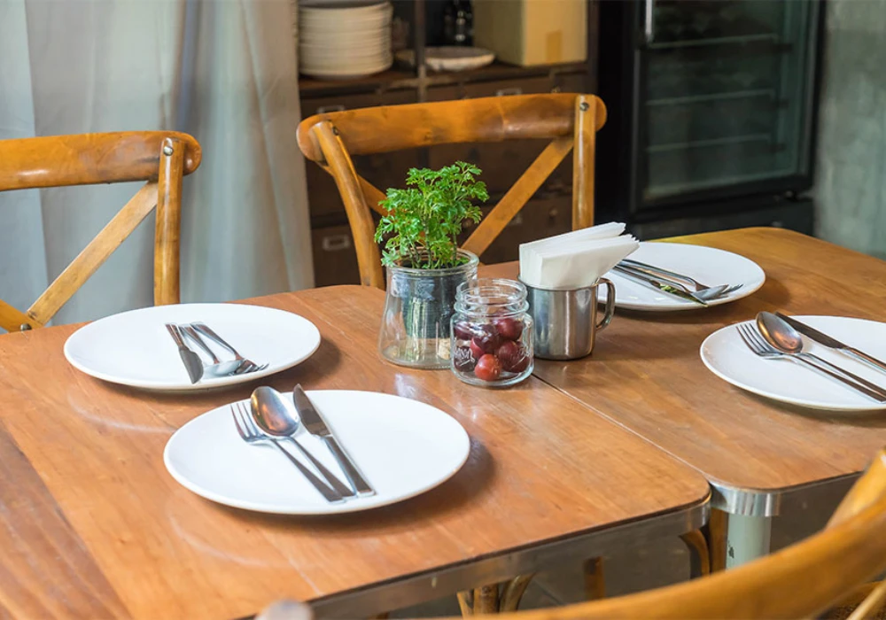 Set Rules for What Can Stay on the Dining Table