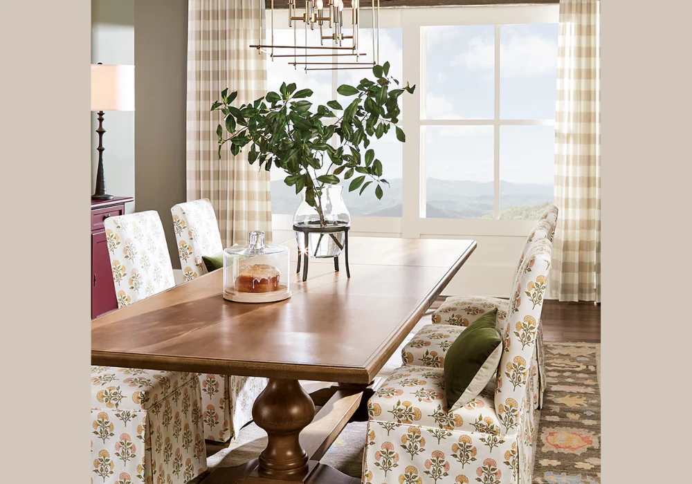 Simple Centerpiece Dining Table Arrangement