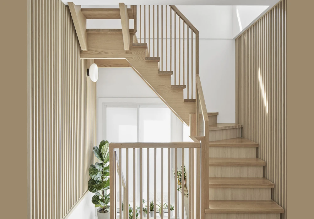 Vertical Slat Railing Design Ideas for a Balanced Look