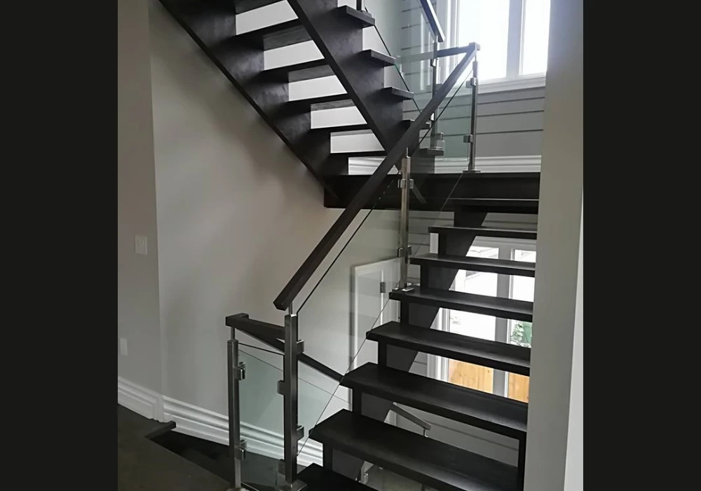 Aluminum and Glass Stair Railing Ideas for a Modern, Sleek Look