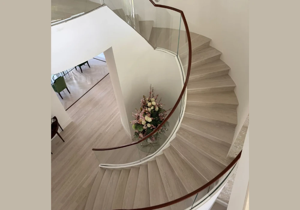 Curved Railings for a Flowing Design