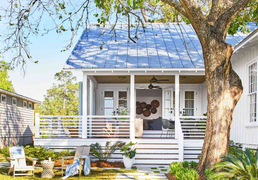 Farmhouse Porch Railing Ideas with Simple Contrast