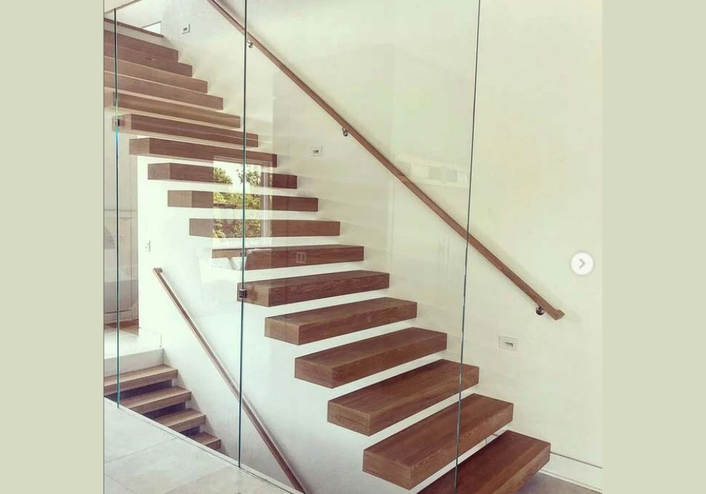 Floating Wooden Handrail with Metal Supports for a Contemporary Feel