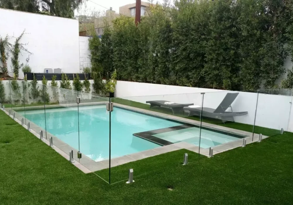 Frameless Glass Pool Railing Ideas for an Open, Luxurious Look