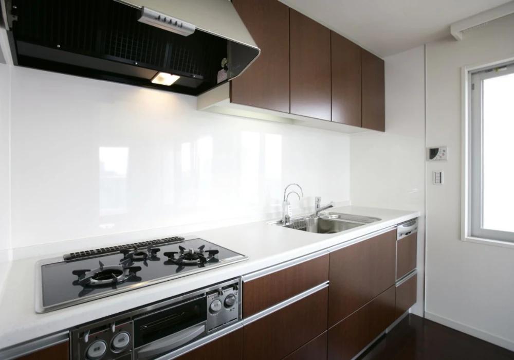 Glass Backsplash for a Clean and Bright Finishin