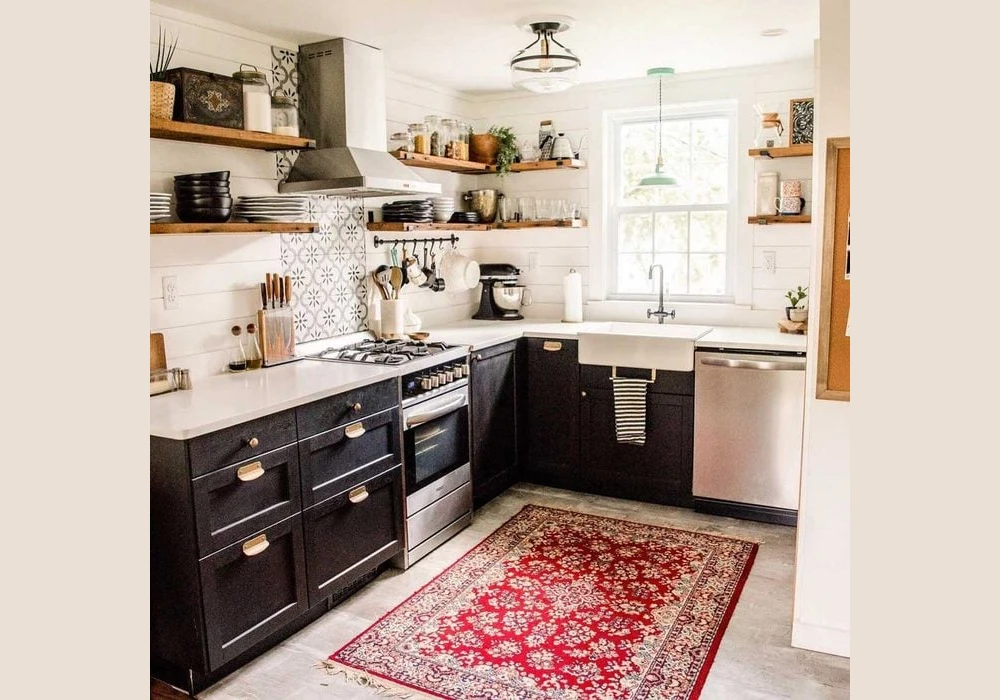 Use a Simple Centerpiece to Keep It Clean and Attractive