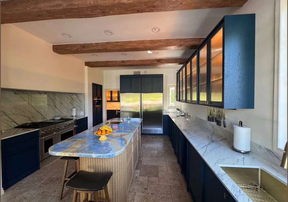 Closed Kitchen Layout for Privacy and Focus