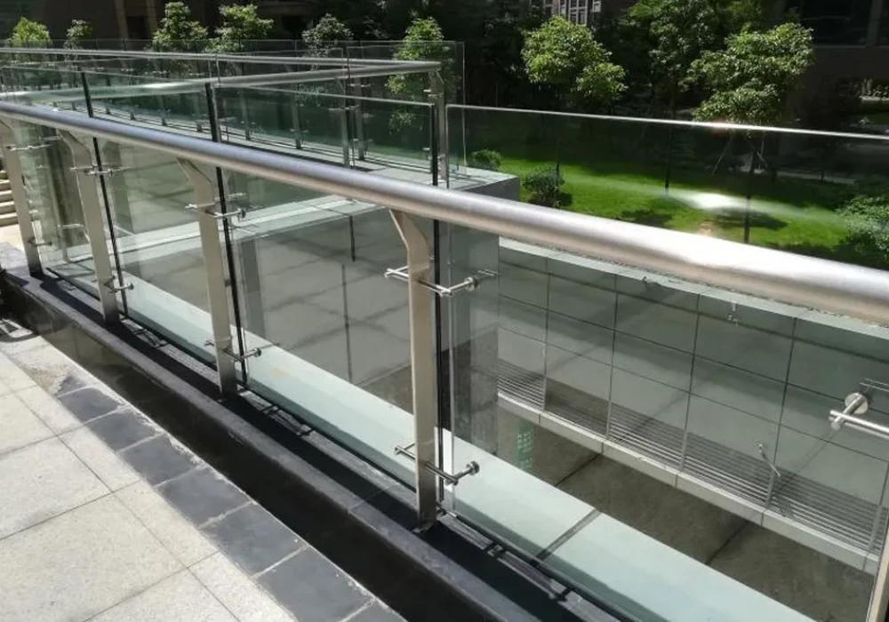 Stainless Steel and Glass Pool Railing Ideas for a Sleek, Modern Look