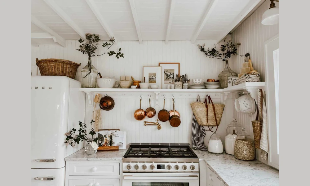 Use a color theme for a balanced shelf design