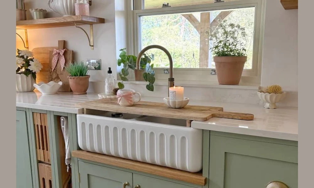 Farmhouse kitchen sink idea for a warm and classic look