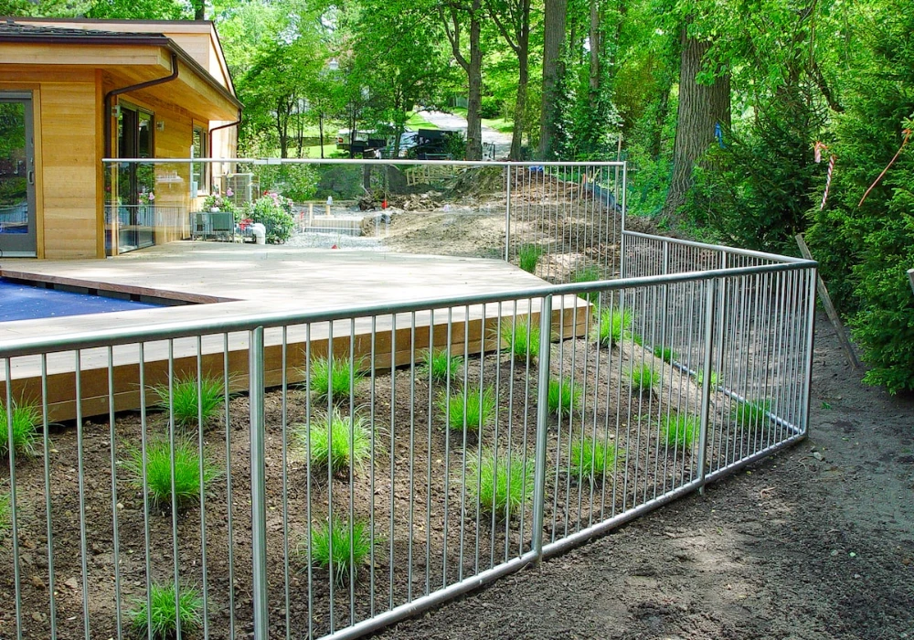 Vertical Cable Pool Railing Ideas for a Contemporary Edge