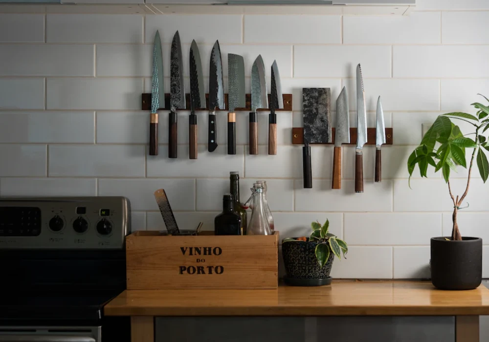 magnetic knife strip kitchen idea