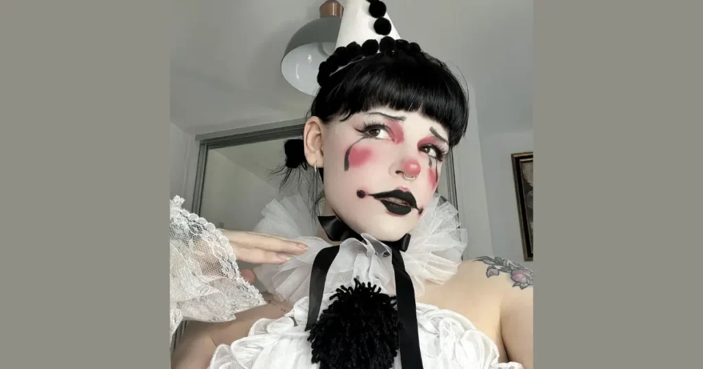 Top Vintage Pierrot Clown Face Makeup